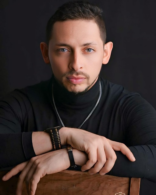 persona revisando recursos de productividad en portátil con cuaderno al lado