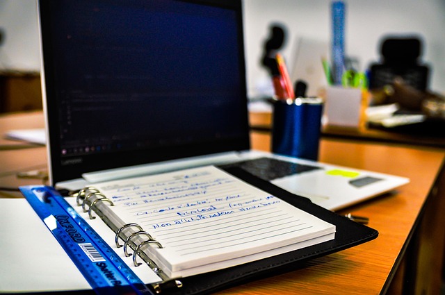 kit de inicio con agenda impresa y portátil abierto en escritorio luminoso