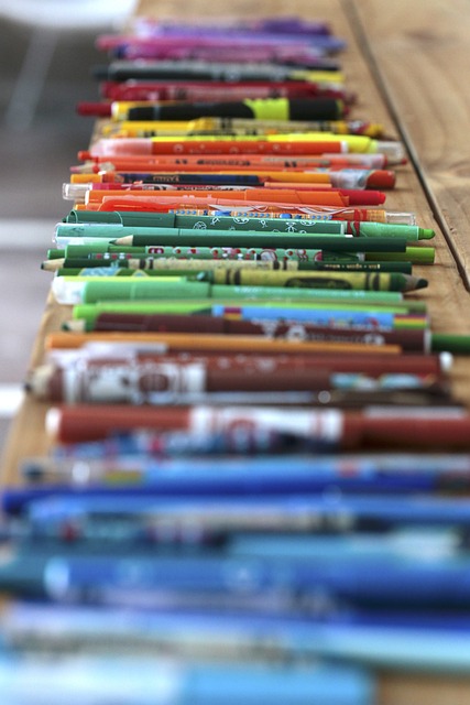 persona revisando un plan semanal en una mesa de trabajo ordenada